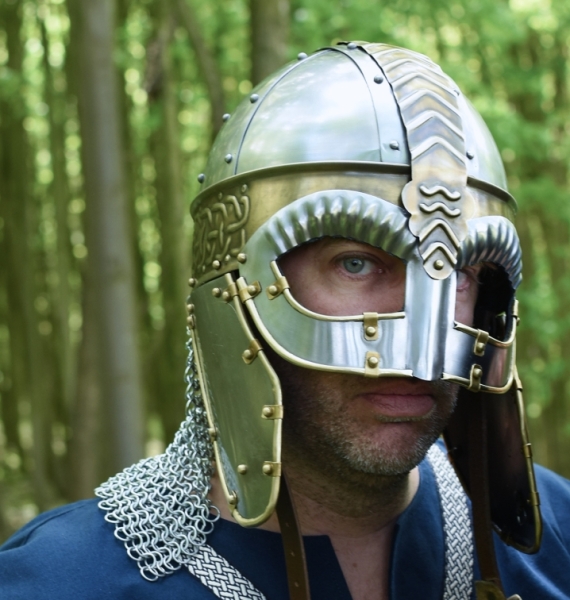 Brillenhelm Beowulf mit Wangenklappen und Kettenbrünne