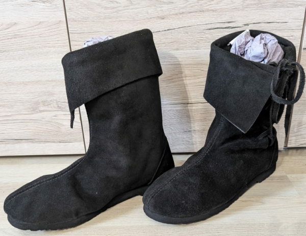 Stulpenstiefel aus Wildleder mit  Gummisohle - schwarz - Gr. 42