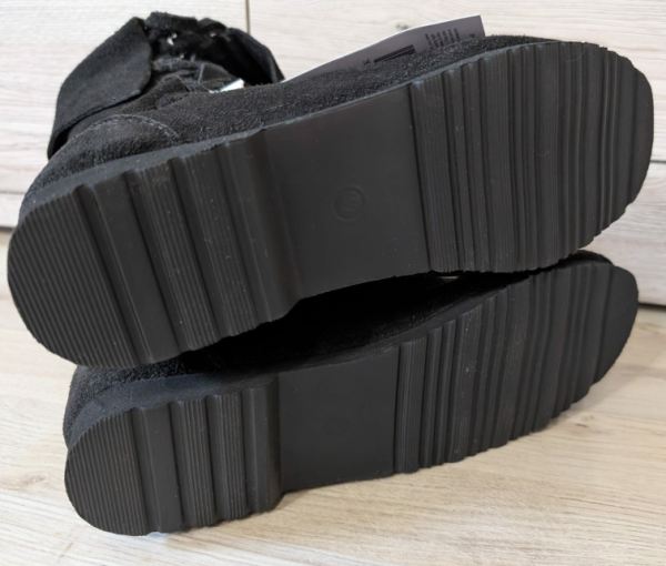 Stulpenstiefel aus Wildleder mit  Gummisohle - schwarz - Gr. 42