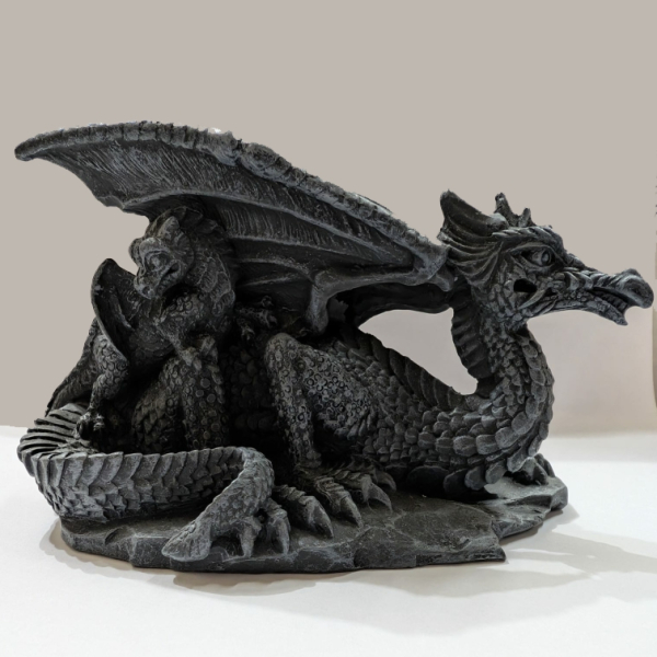 kleiner liegender schwarzer Drache