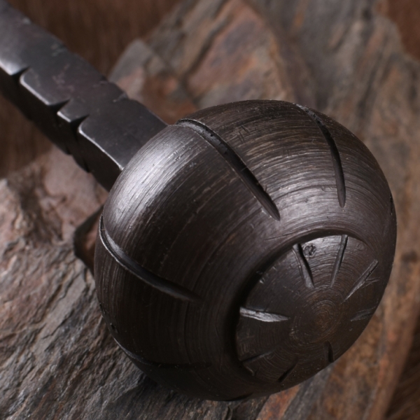 Streitkolben aus Stahl mit Ledergriff