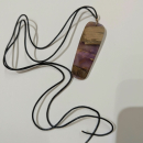 Kette mit Anhänger aus Holz und Harz - 1