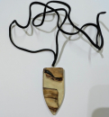 Kette mit Anhänger aus Holz und Harz - 2