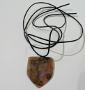 Kette mit Anhänger aus Holz und Harz - 4