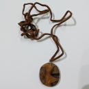Kette mit Anhänger aus Holz und Harz - 7