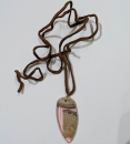 Kette mit Anhänger aus Holz und Harz - 8