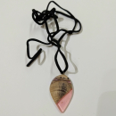 Kette mit Anhänger aus Holz und Harz - 10