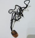 Kette mit Anhänger aus Holz und Harz - 11