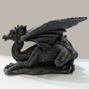 kleiner liegender schwarzer Drache